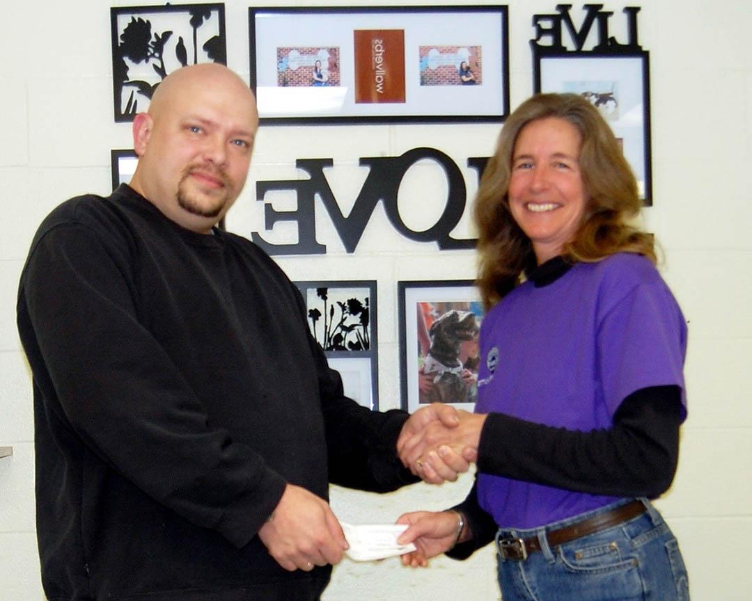 Read the full story, 推荐正规买球平台’s Loftis, NC Vet Tech president, presents check to CARA