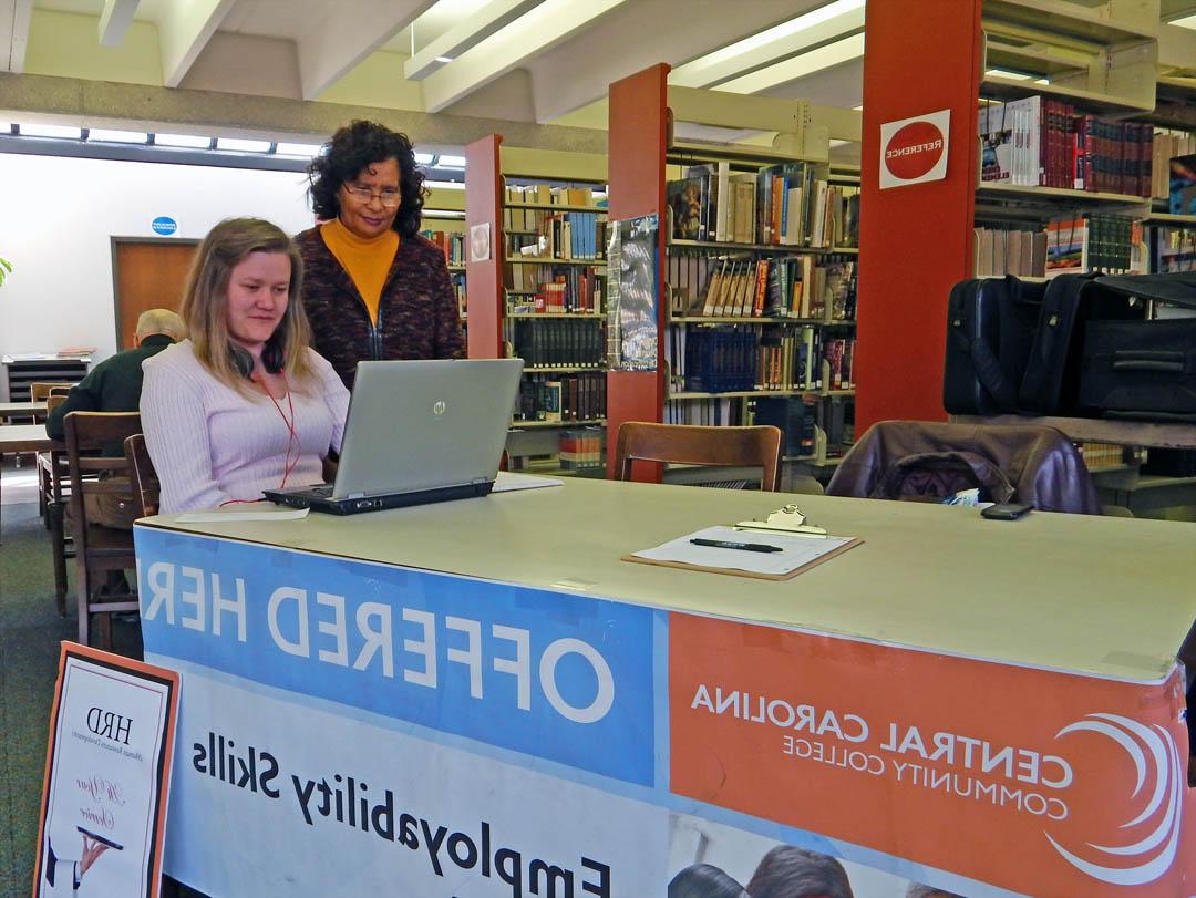 Read the full story, 推荐正规买球平台 opens Career Readiness Lab at Lee County Library